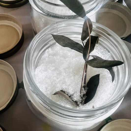 Totes-Meer-Salz mit ätherischen Ölen aus Eukalyptus und Minze.